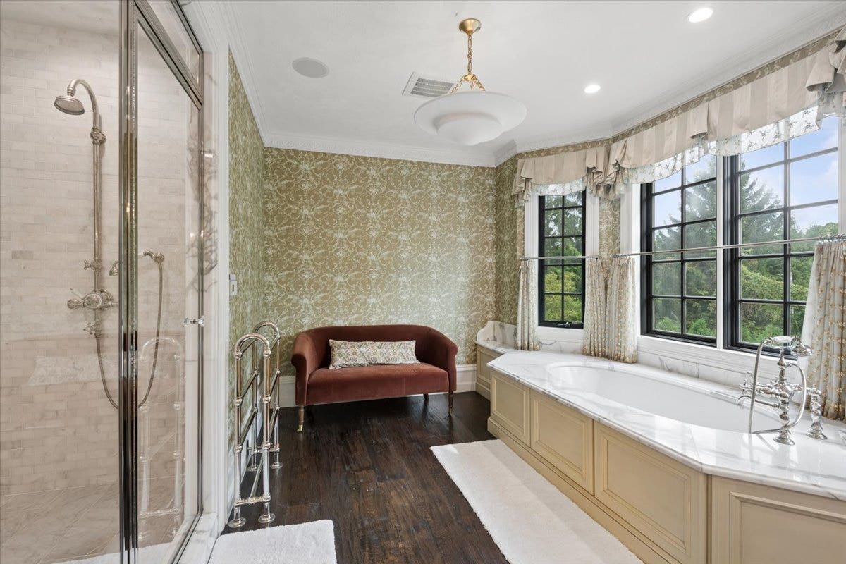 86 Prospect Avenue, Highland Park, IL 60035 Dual Primary Bathrooms.