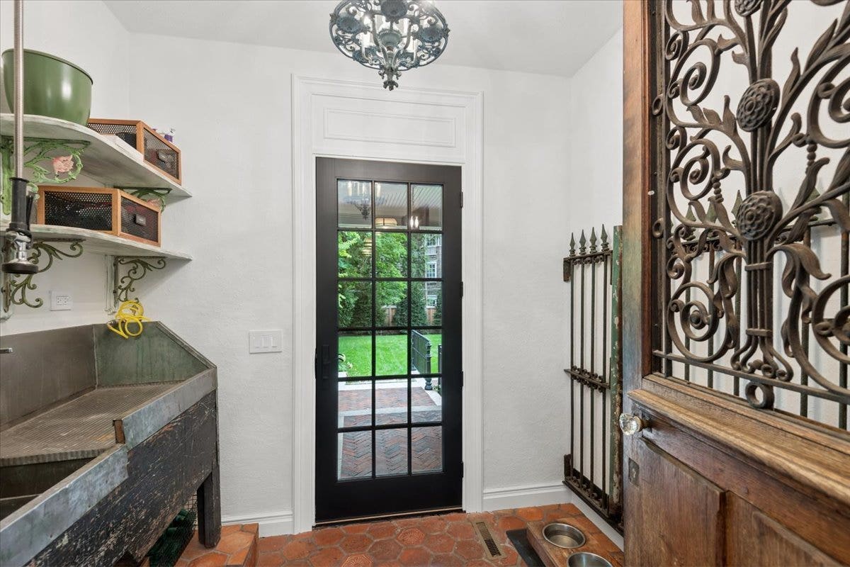 86 Prospect Avenue, Highland Park, IL 60035 Greenhouse room, perfect for dog shower!