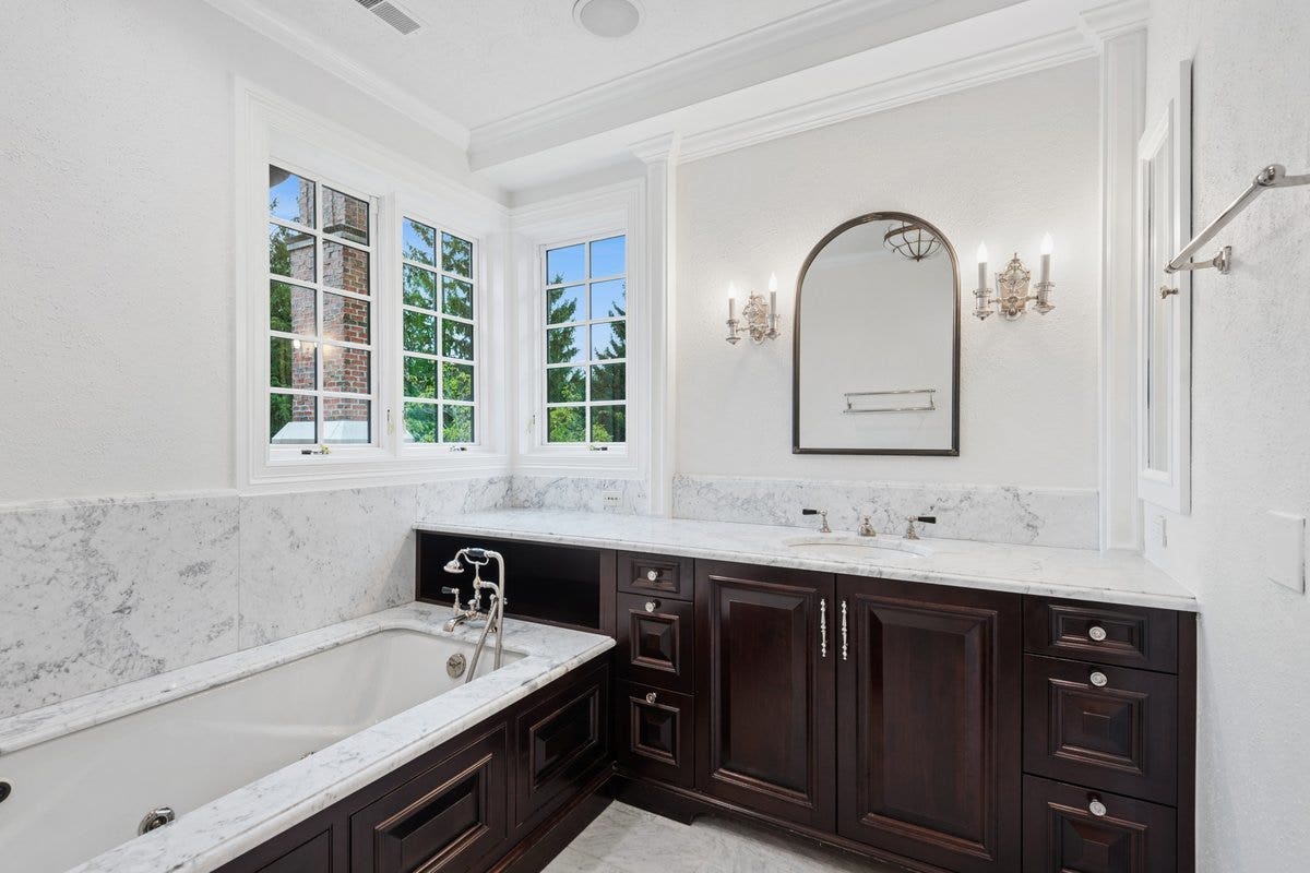86 Prospect Avenue, Highland Park, IL 60035 Dual Primary Bathrooms.