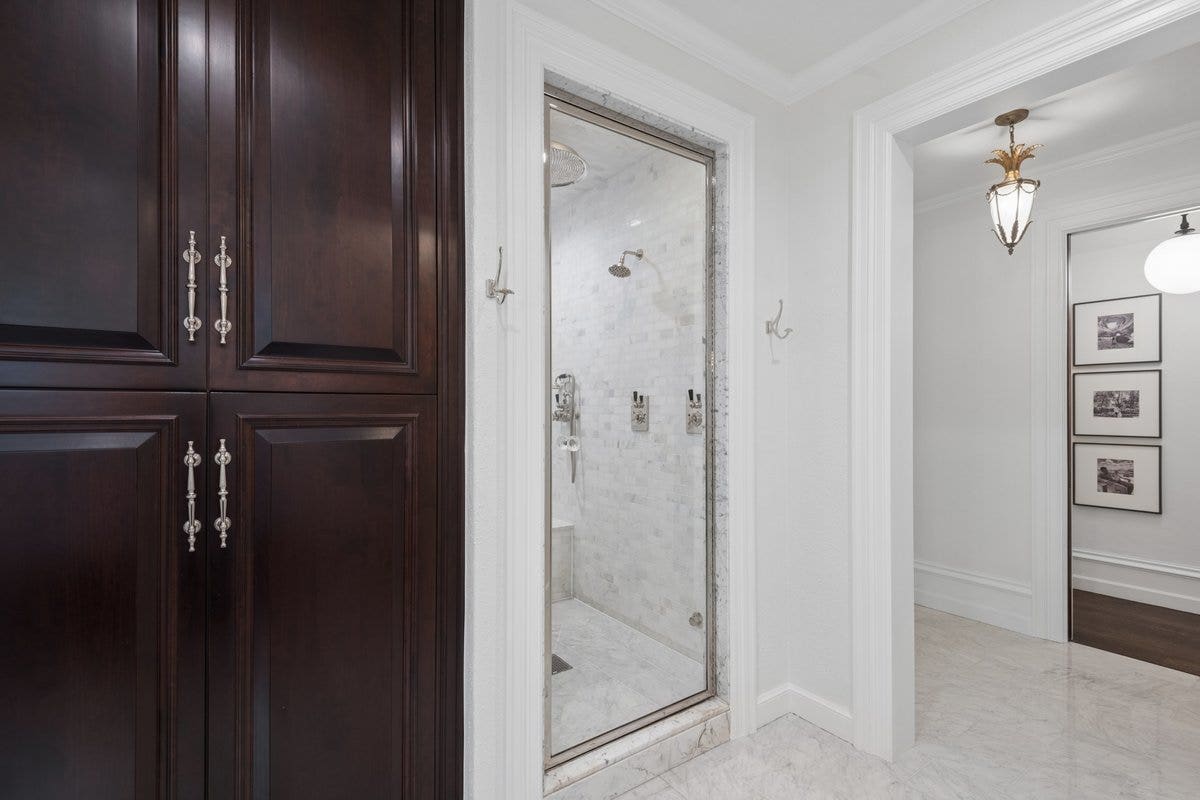 86 Prospect Avenue, Highland Park, IL 60035 Dual Primary Bathrooms.