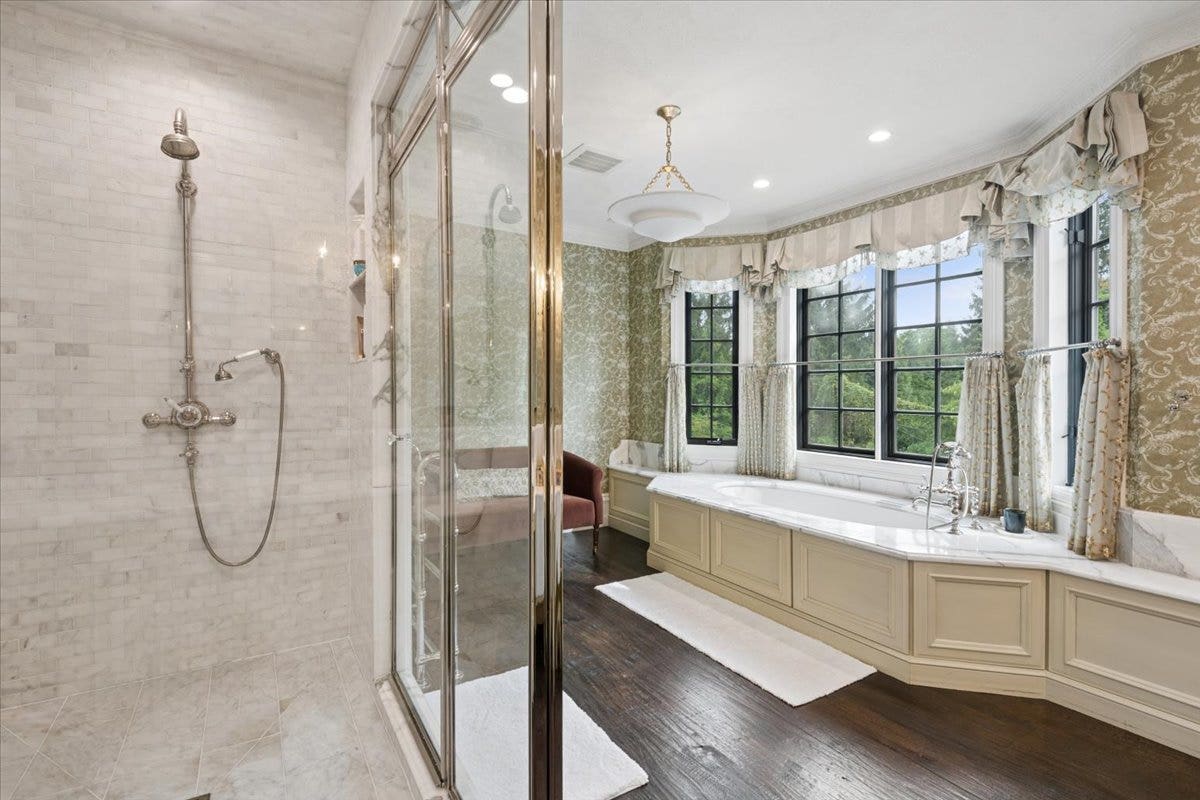 86 Prospect Avenue, Highland Park, IL 60035 Dual Primary Bathrooms.
