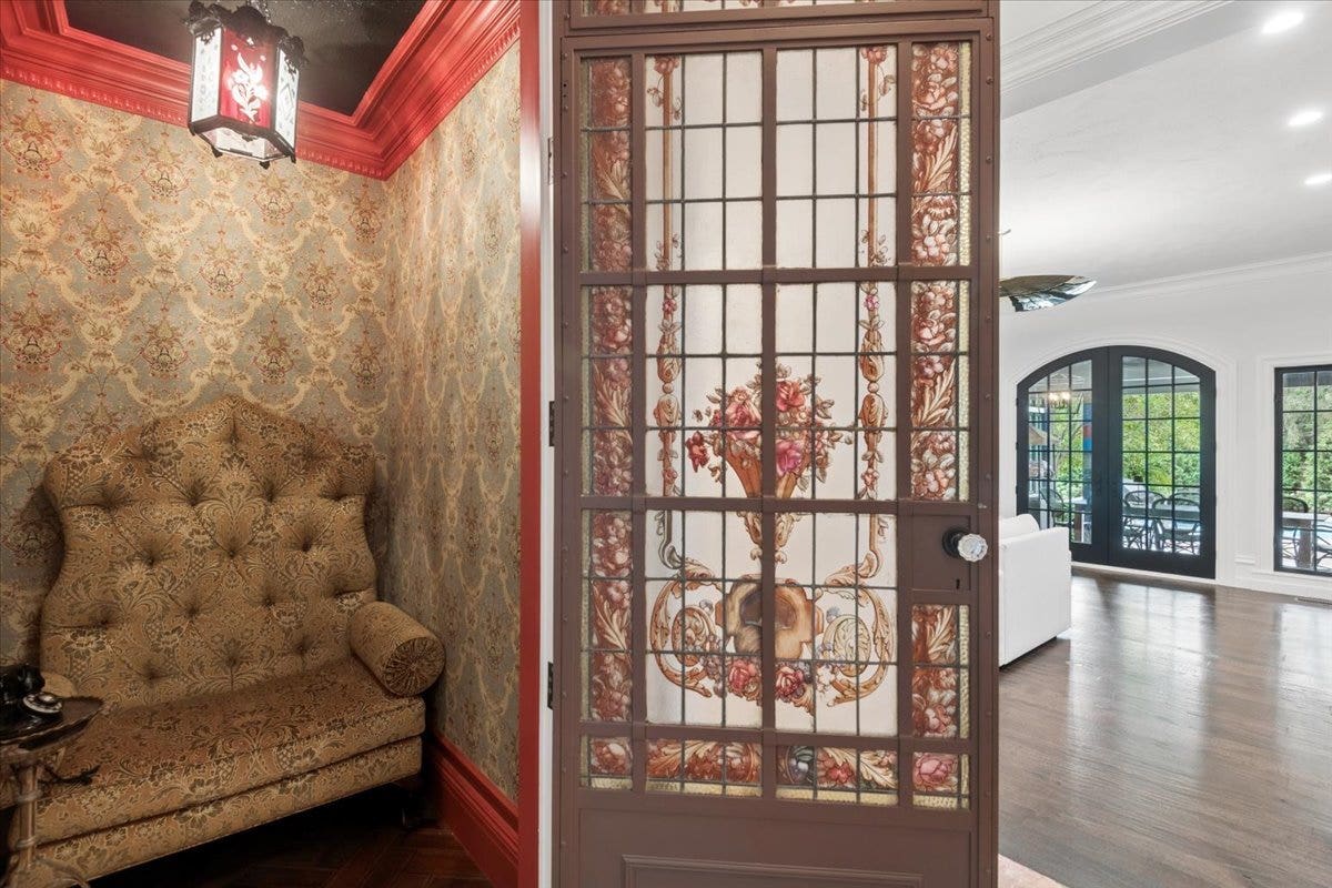 86 Prospect Avenue, Highland Park, IL 60035 Enclosed "phone booth" near powder room and foyer.