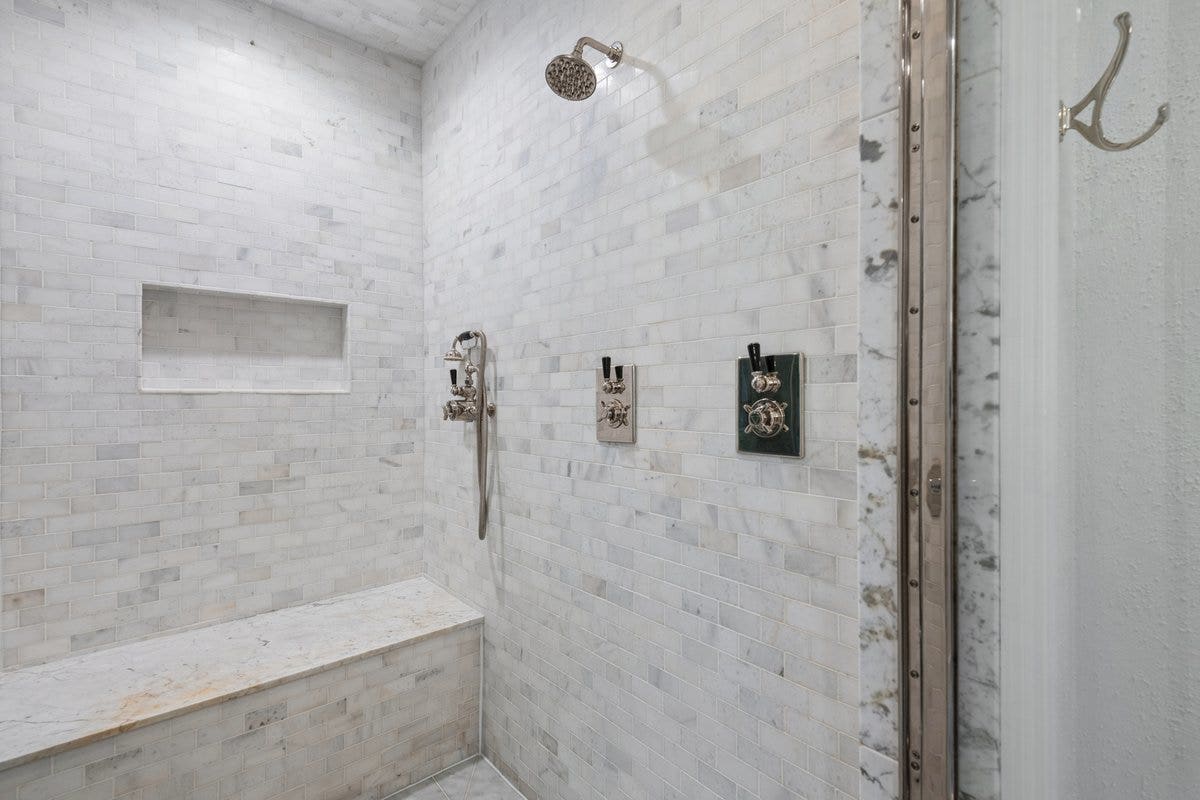 86 Prospect Avenue, Highland Park, IL 60035 Dual Primary Bathrooms.