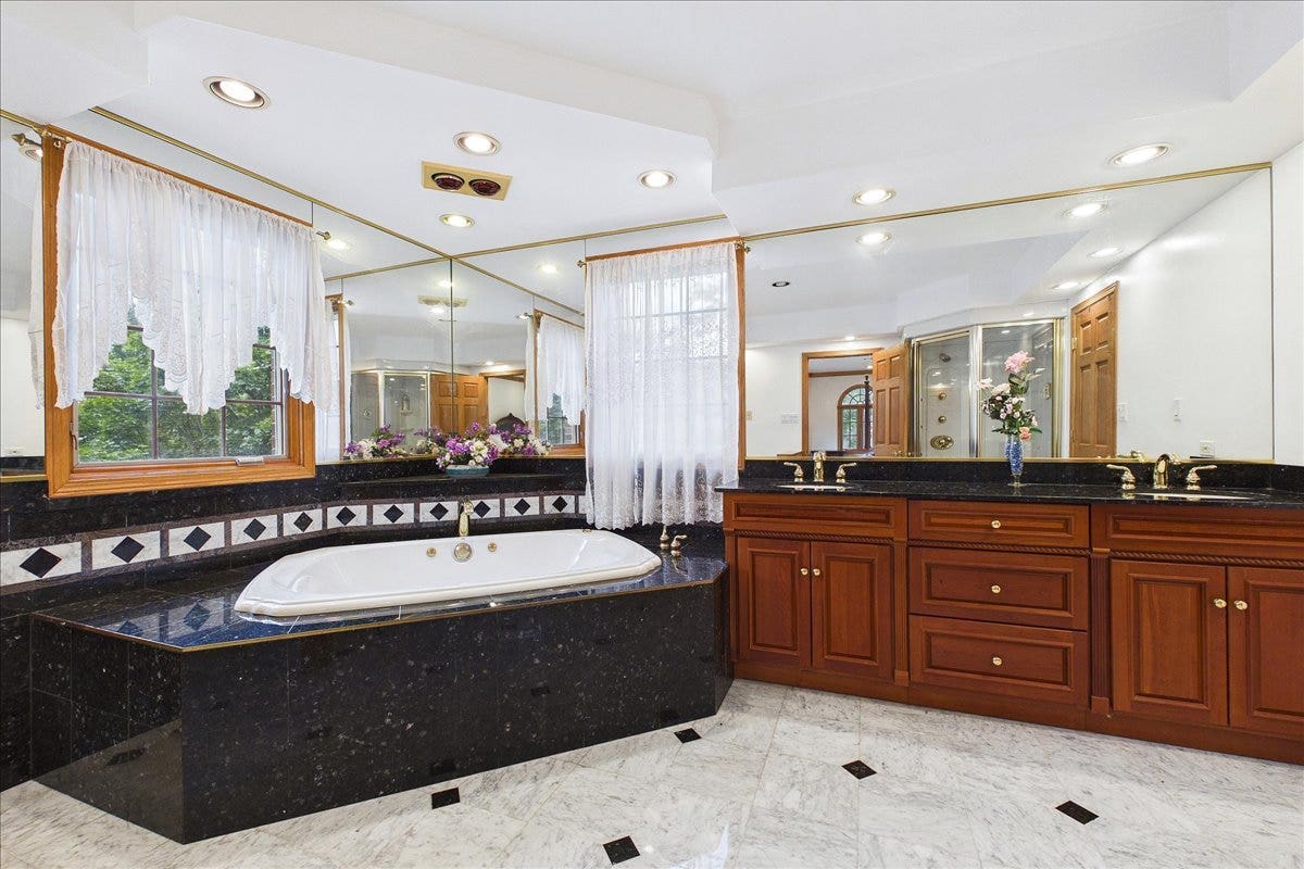 238 Westmoreland Drive, Wilmette, IL 60091 238 Westmoreland Drive, Wilmette, IL 60091