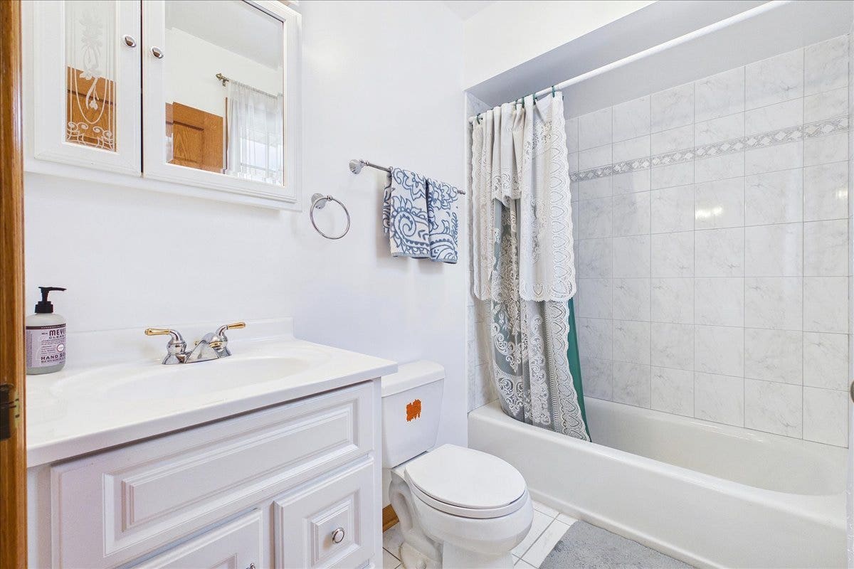 238 Westmoreland Drive, Wilmette, IL 60091 238 Westmoreland Drive, Wilmette, IL 60091
