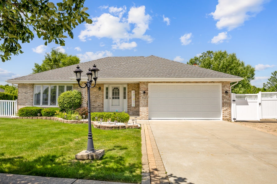 Property photo for 19522 Victorian Drive, Mokena, IL