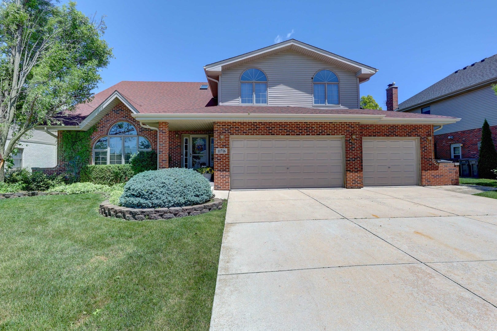 11716 Bolton Lane, Orland Park, IL 60467 Welcome to 11716 Bolton Lane in Long Run Creek nei
