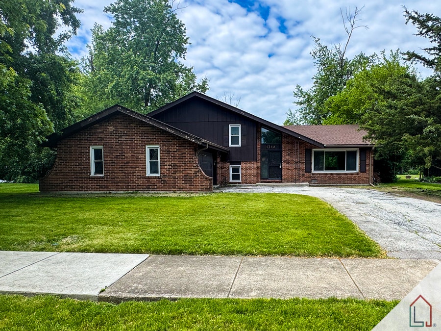 Property photo for 1712 Tina Lane, Flossmoor, IL