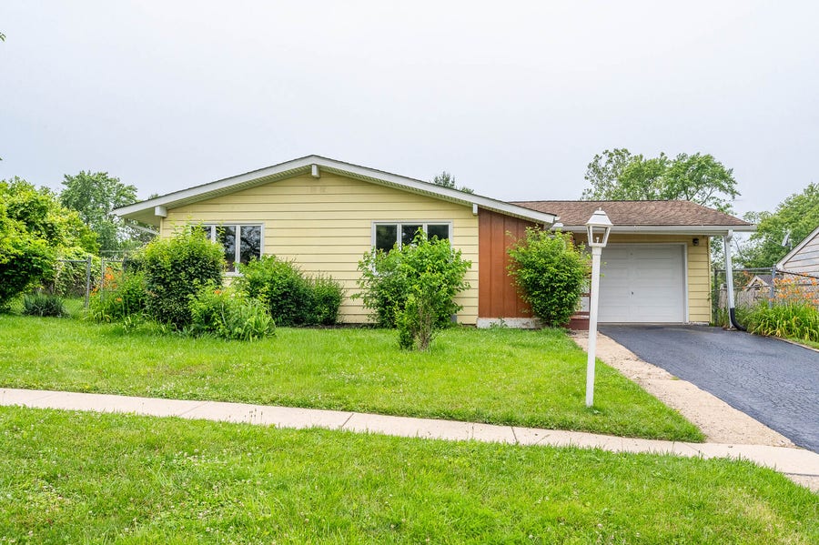 Property photo for 307 Laurie Drive, Lockport, IL