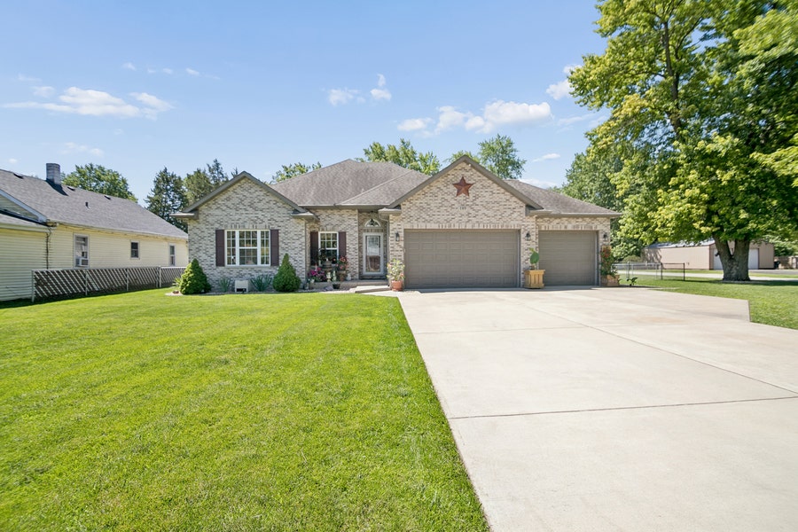 Property photo for 189 W Cermak Road, Braidwood, IL