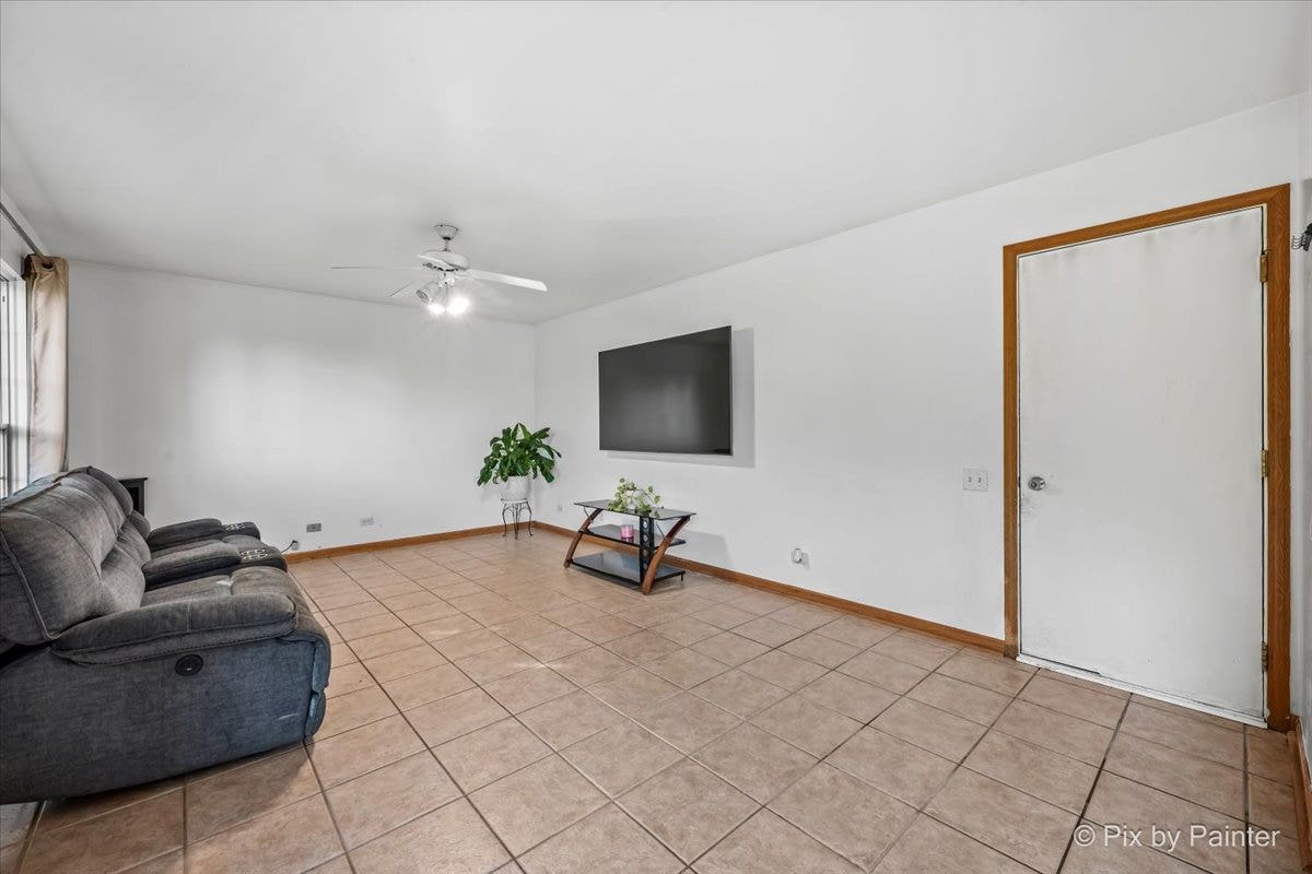 1755 Mission Hills Drive, Elgin, IL 60123 1755 Mission Hills Drive, Elgin, IL 60123