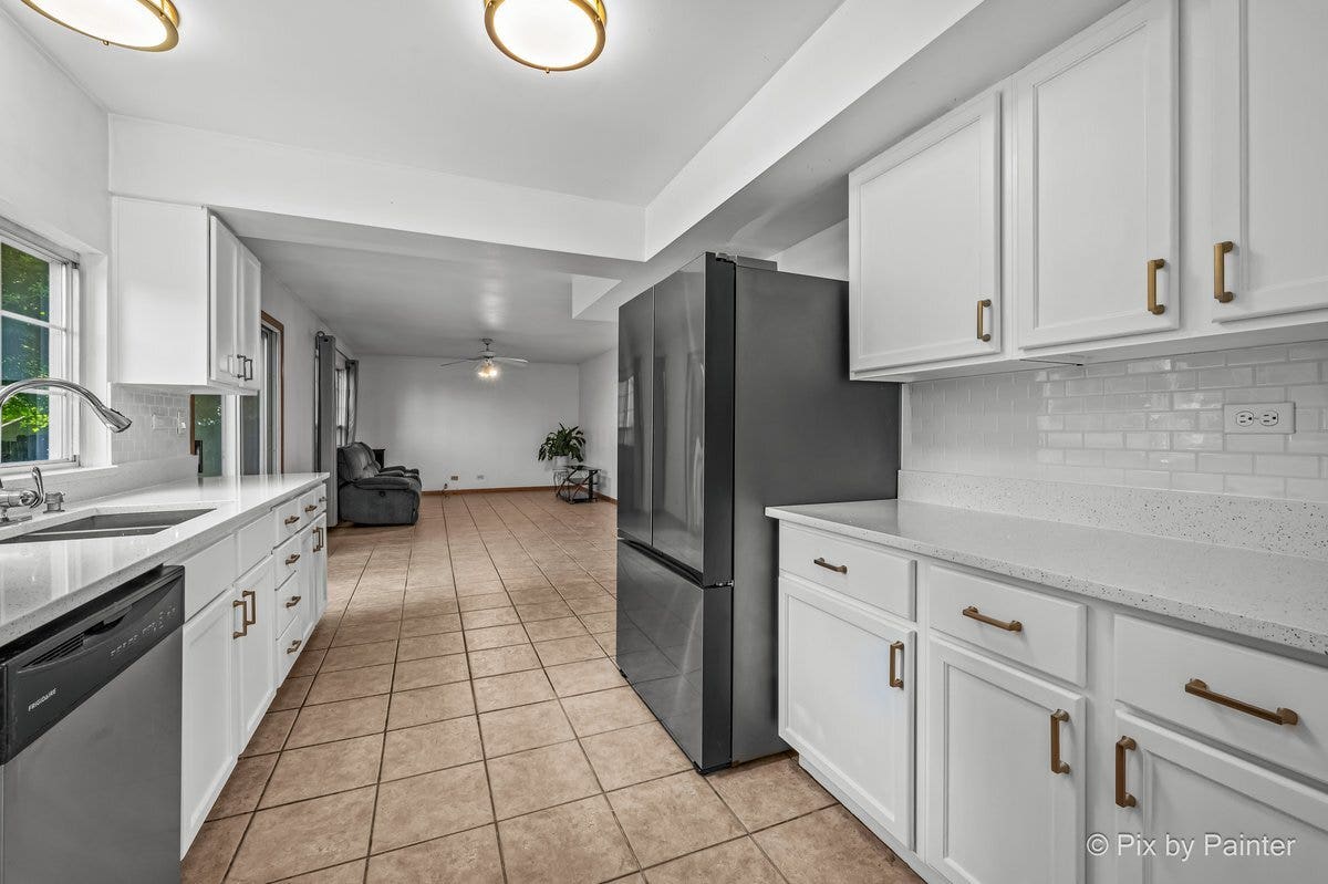 1755 Mission Hills Drive, Elgin, IL 60123 1755 Mission Hills Drive, Elgin, IL 60123