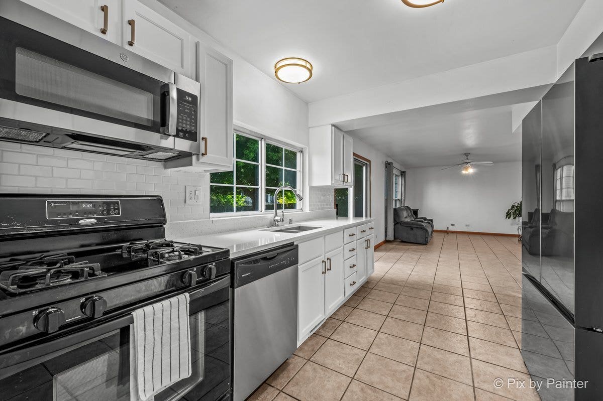 1755 Mission Hills Drive, Elgin, IL 60123 1755 Mission Hills Drive, Elgin, IL 60123