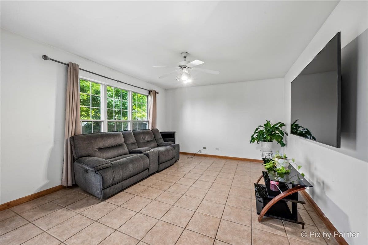1755 Mission Hills Drive, Elgin, IL 60123 1755 Mission Hills Drive, Elgin, IL 60123