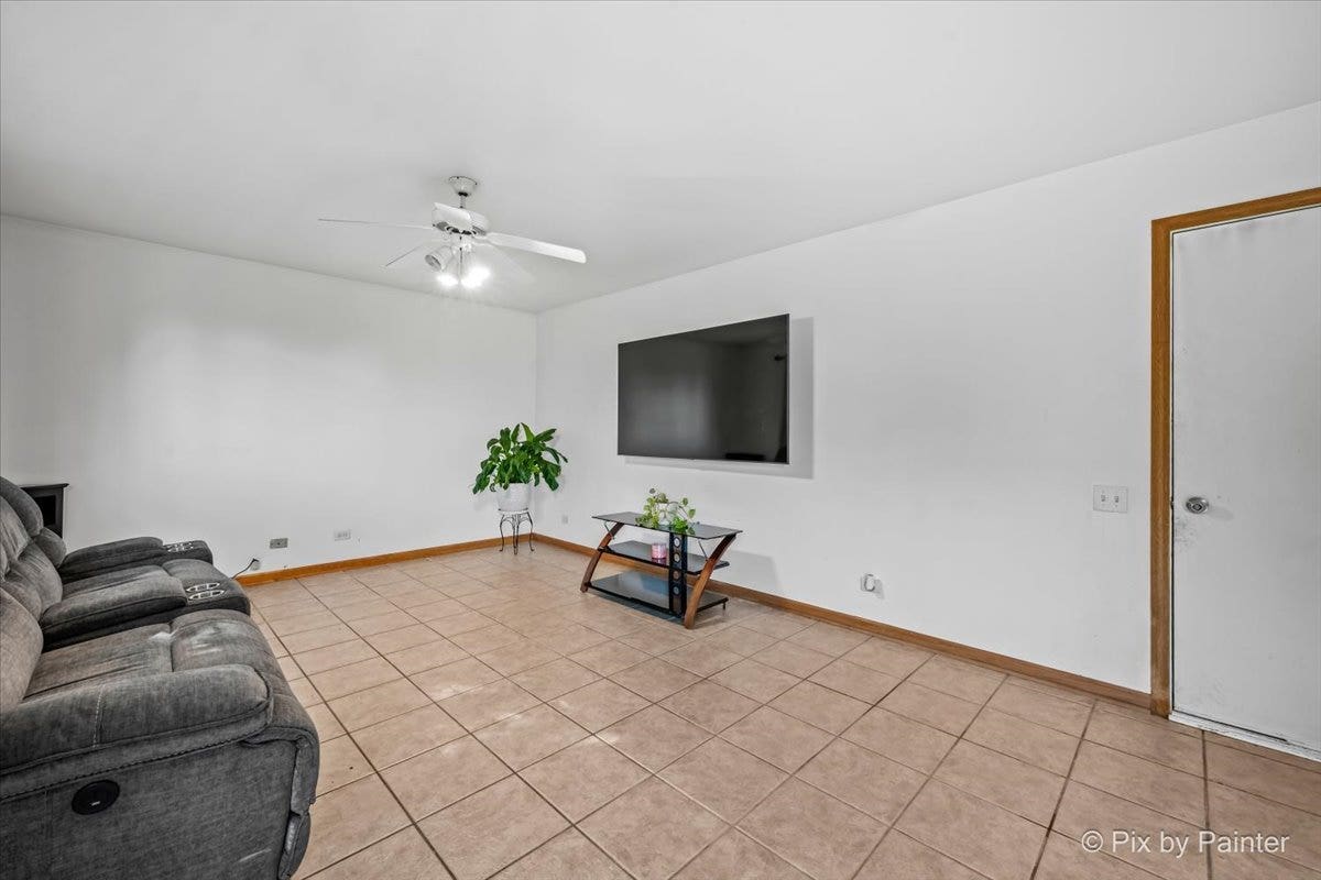 1755 Mission Hills Drive, Elgin, IL 60123 1755 Mission Hills Drive, Elgin, IL 60123
