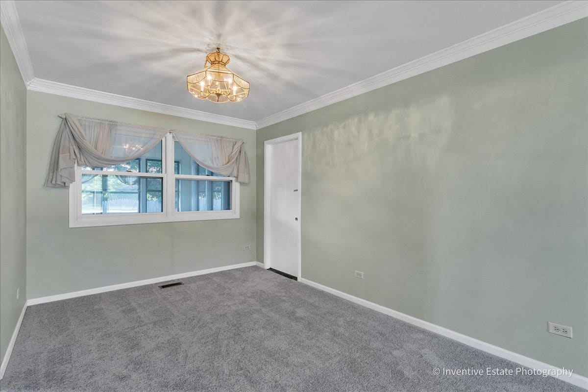 226 Lincolnshire Court, Bolingbrook, IL 60440 Plenty of room for your formal dinners and holiday