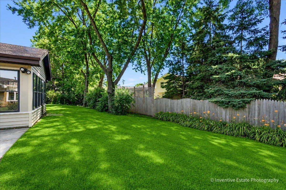 226 Lincolnshire Court, Bolingbrook, IL 60440 Your colorful exterior will brighten your day!