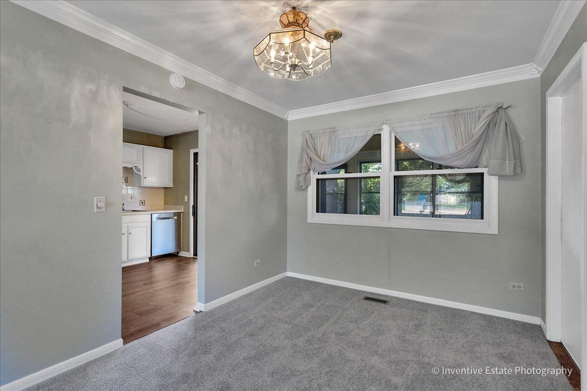 226 Lincolnshire Court, Bolingbrook, IL 60440 Dining room provides easy access to kitchen and vi