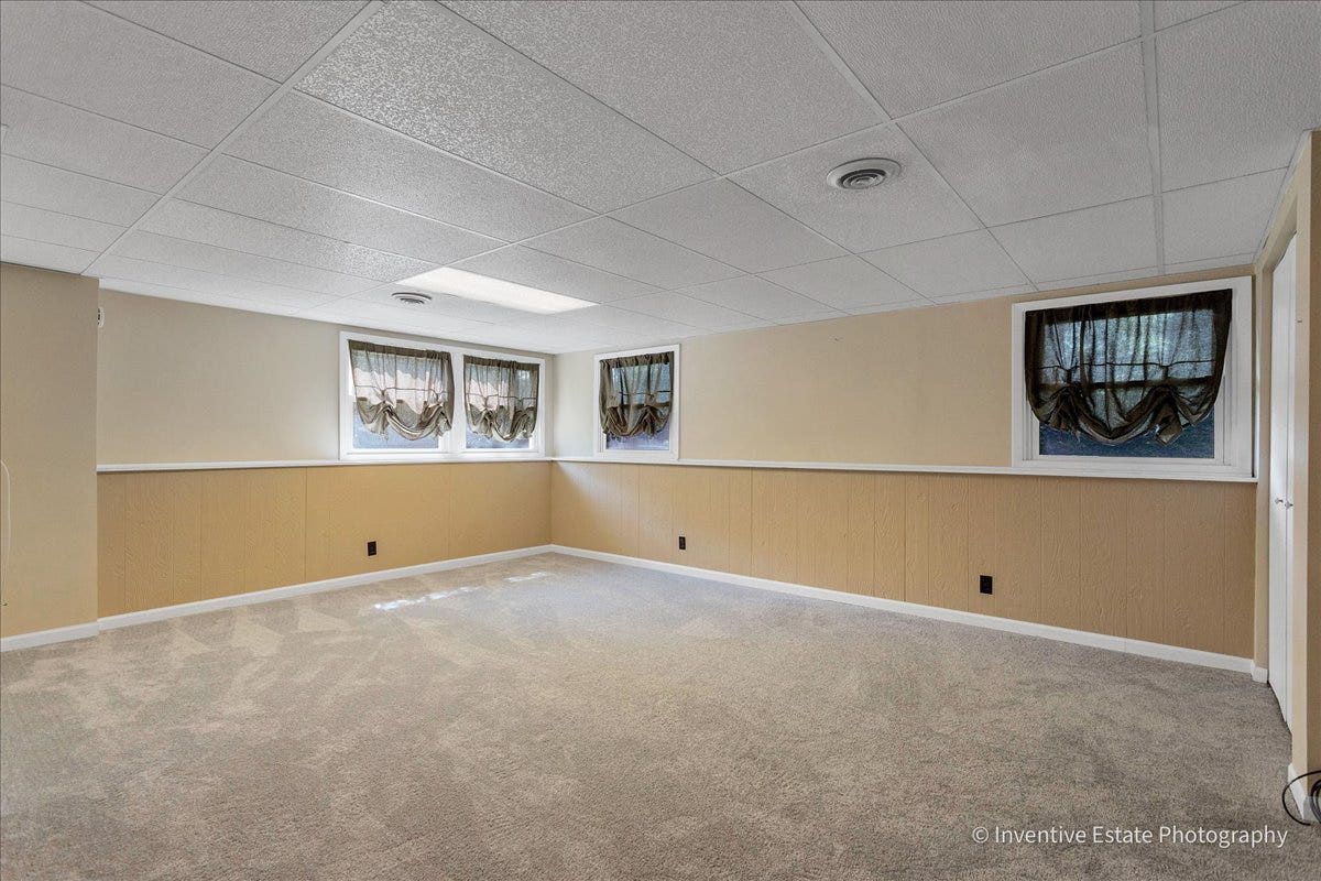 226 Lincolnshire Court, Bolingbrook, IL 60440 Large family room offers space for theater area, c
