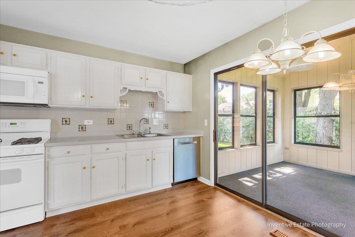 226 Lincolnshire Court, Bolingbrook, IL 60440 Full kitchen with sunroom access