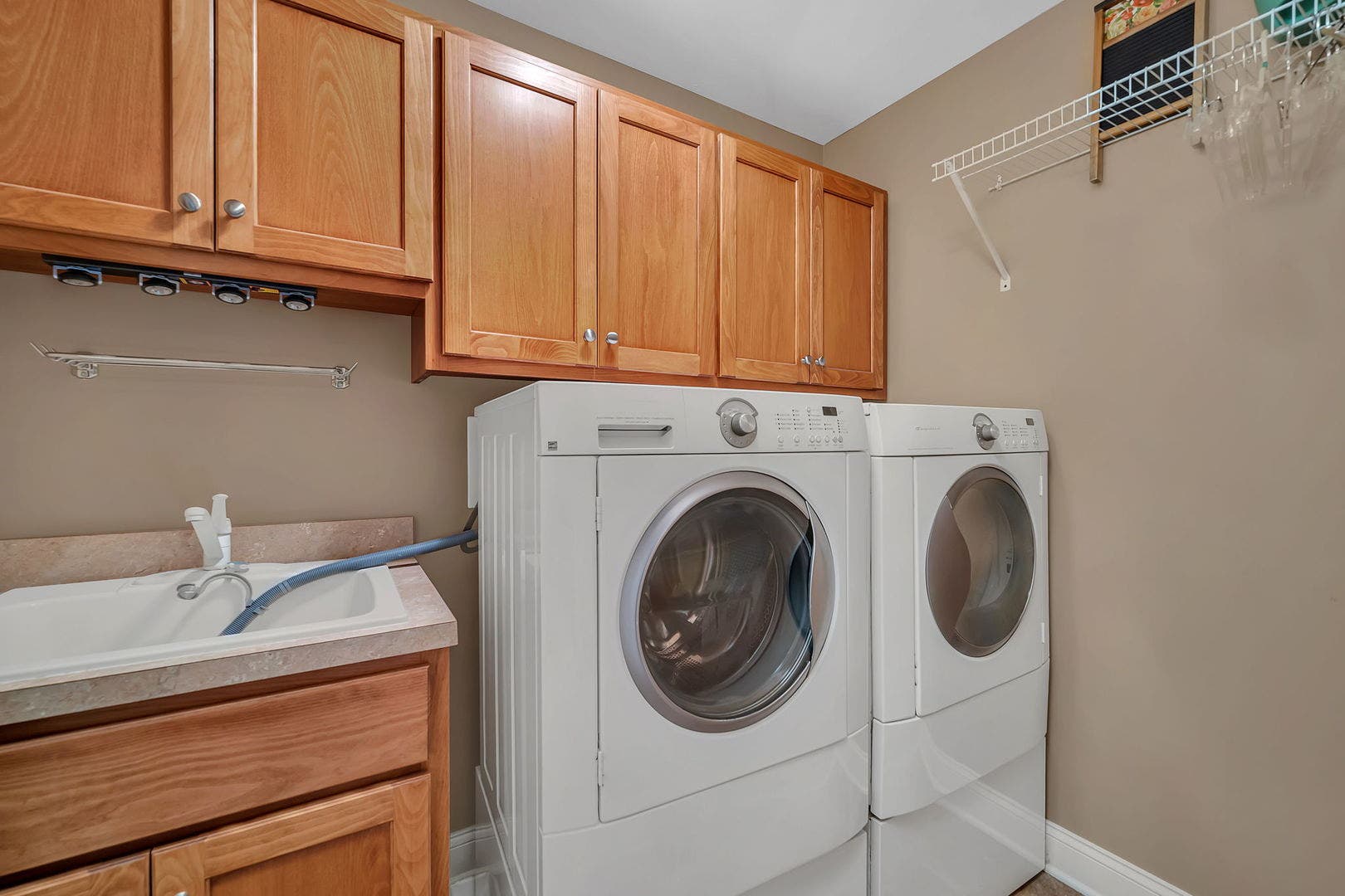 529 E Hunter Lane, Minooka, IL 60447 CONVENIENT 2ND FLOOR LAUNDRY WITH HIGH END WASHER