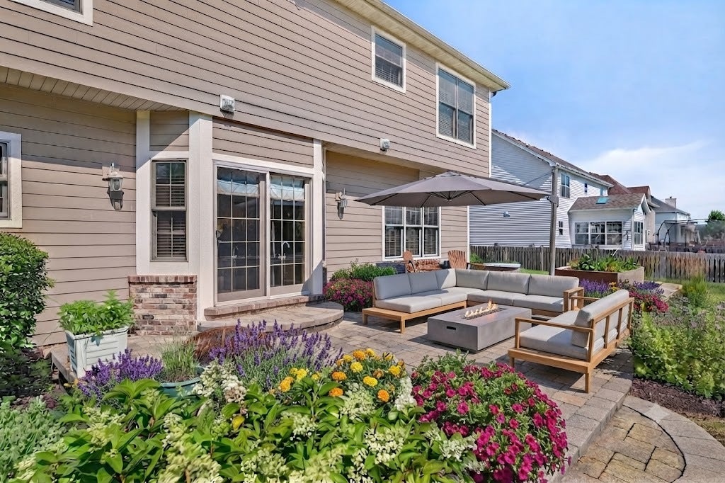 529 E Hunter Lane, Minooka, IL 60447 BEAUTIFUL OVERSIZED BRICK-PAVER PATIO