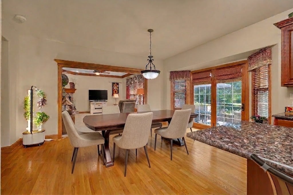 529 E Hunter Lane, Minooka, IL 60447 KITCHEN TABLE AREA OFERS A BUMP OUT FOR A LARGER K