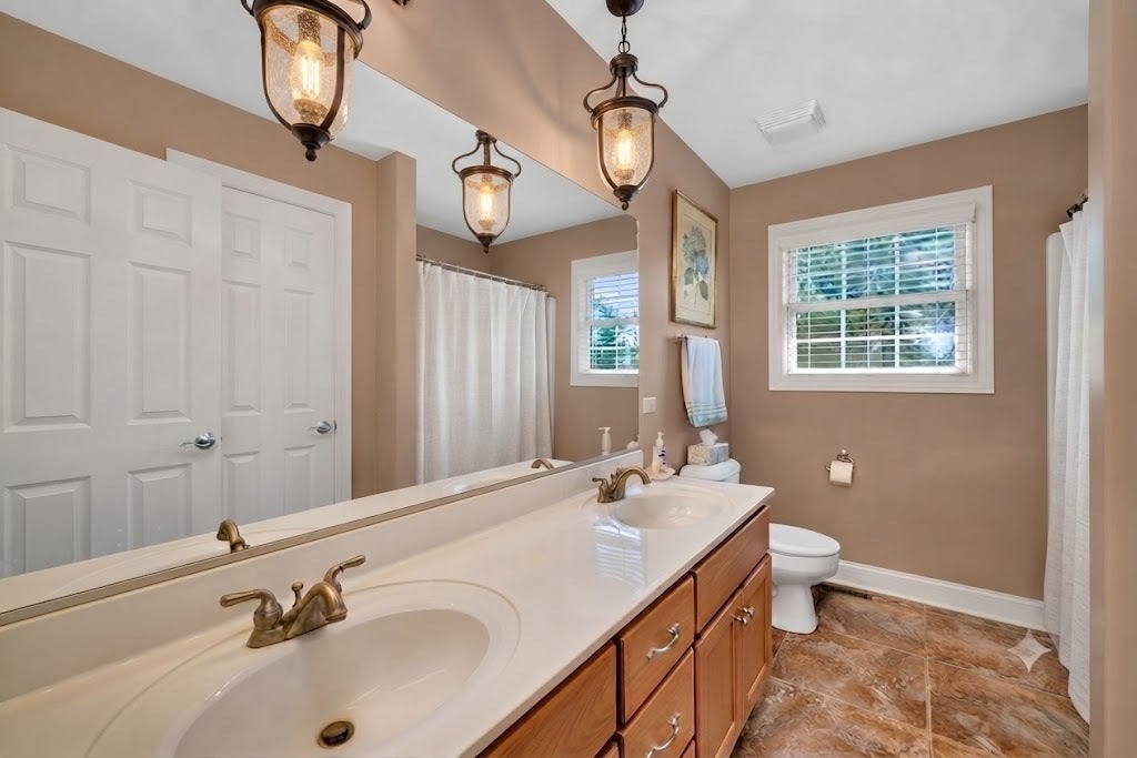 529 E Hunter Lane, Minooka, IL 60447 2ND FLOOR HALL BATHROOM