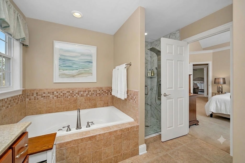 529 E Hunter Lane, Minooka, IL 60447 PRIMARY BATHROOM - OVERSIZED WHIRLPOOL TUB AND SEP
