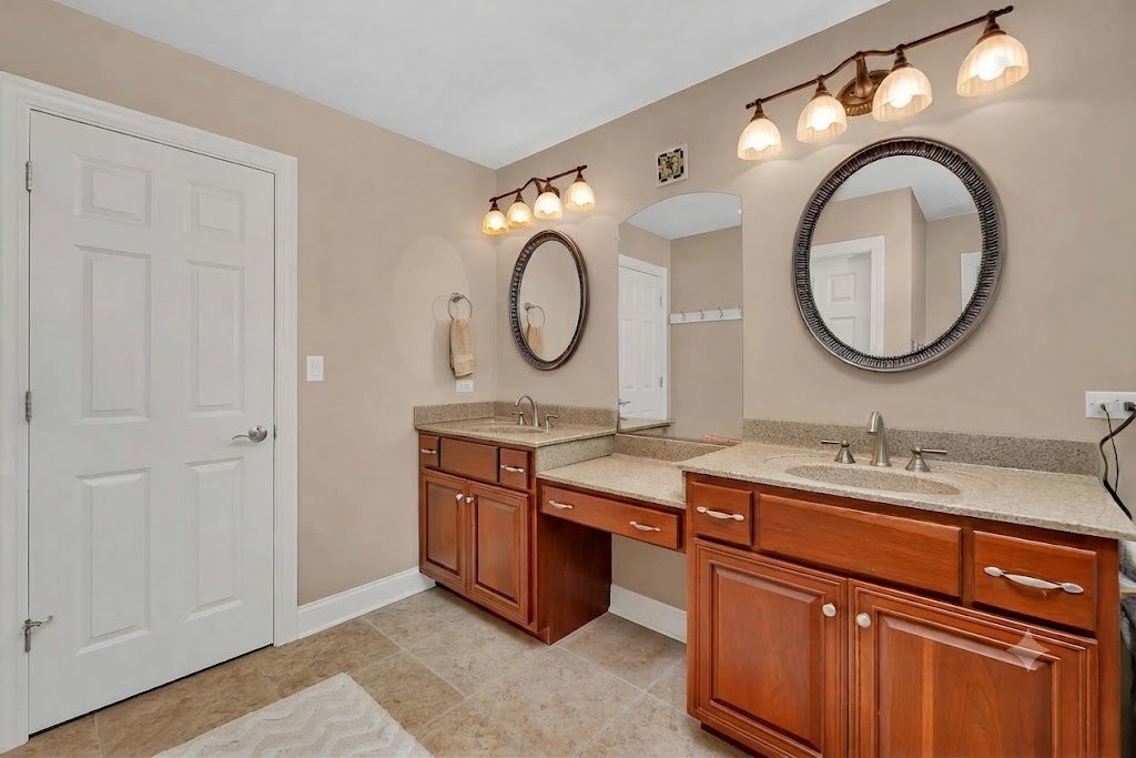 529 E Hunter Lane, Minooka, IL 60447 PRIMARY BATHROOM OFFERS DOUBLE SINK VANITY AND MAK