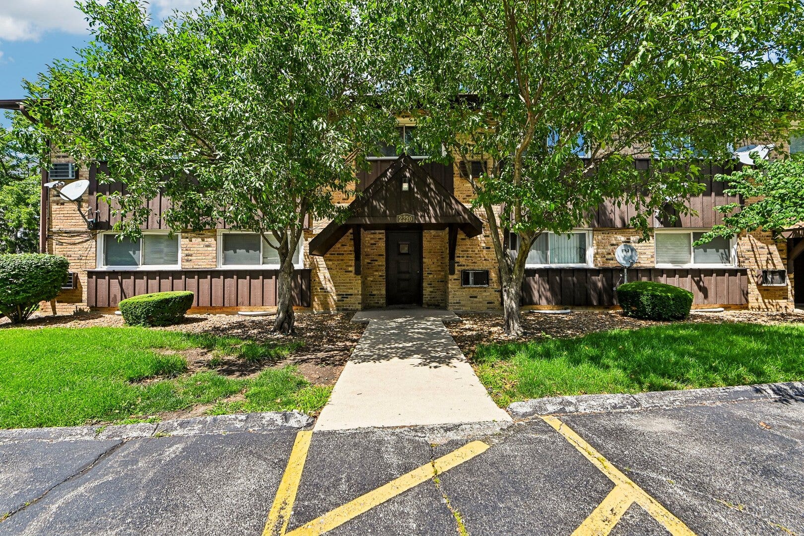 2220 Arbor Circle, #25, Downers Grove, IL 60515 2220 Arbor Circle, #25, Downers Grove, IL 60515