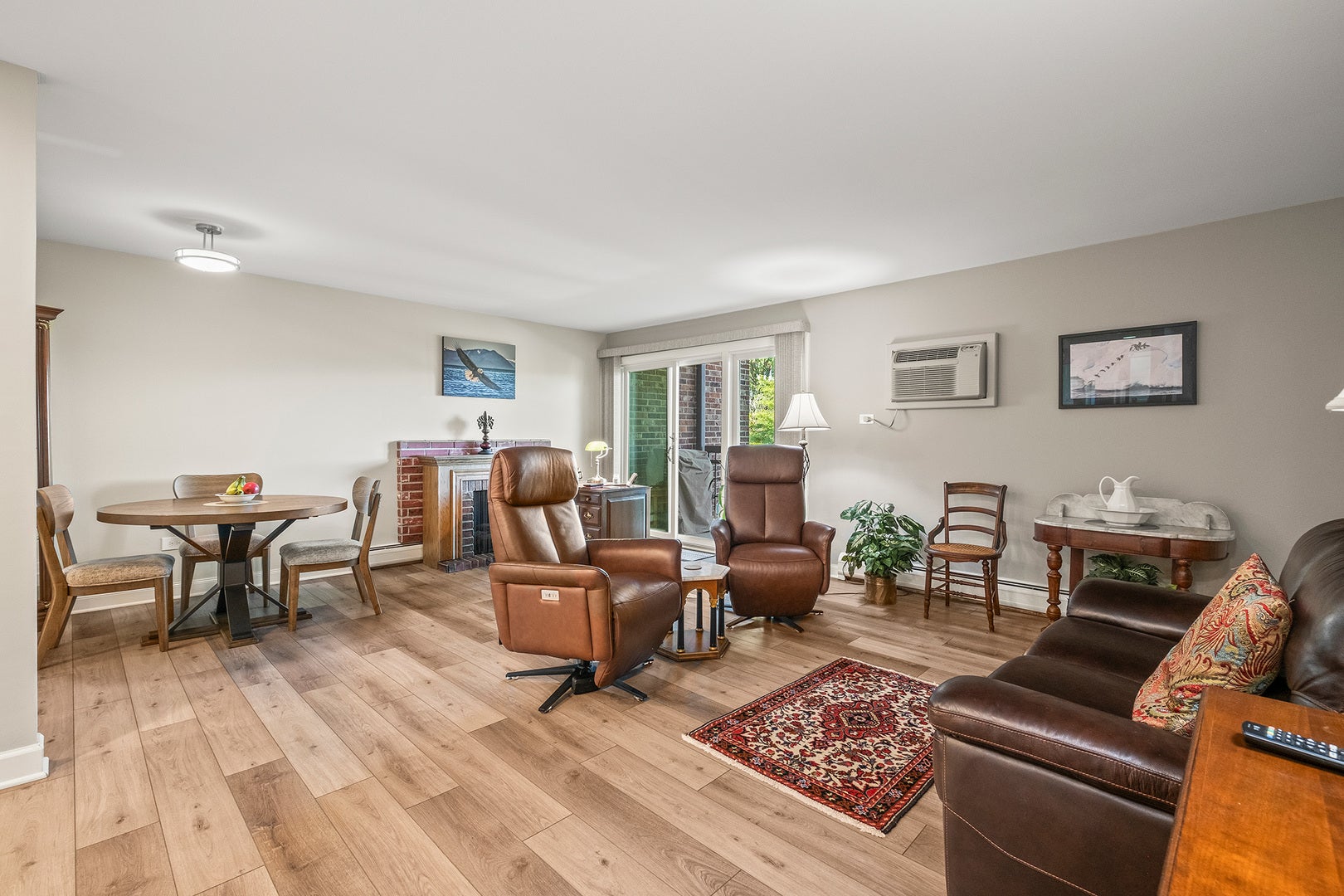 3913 Saratoga Avenue, #G-204, Downers Grove, IL 60515 Living and dining room