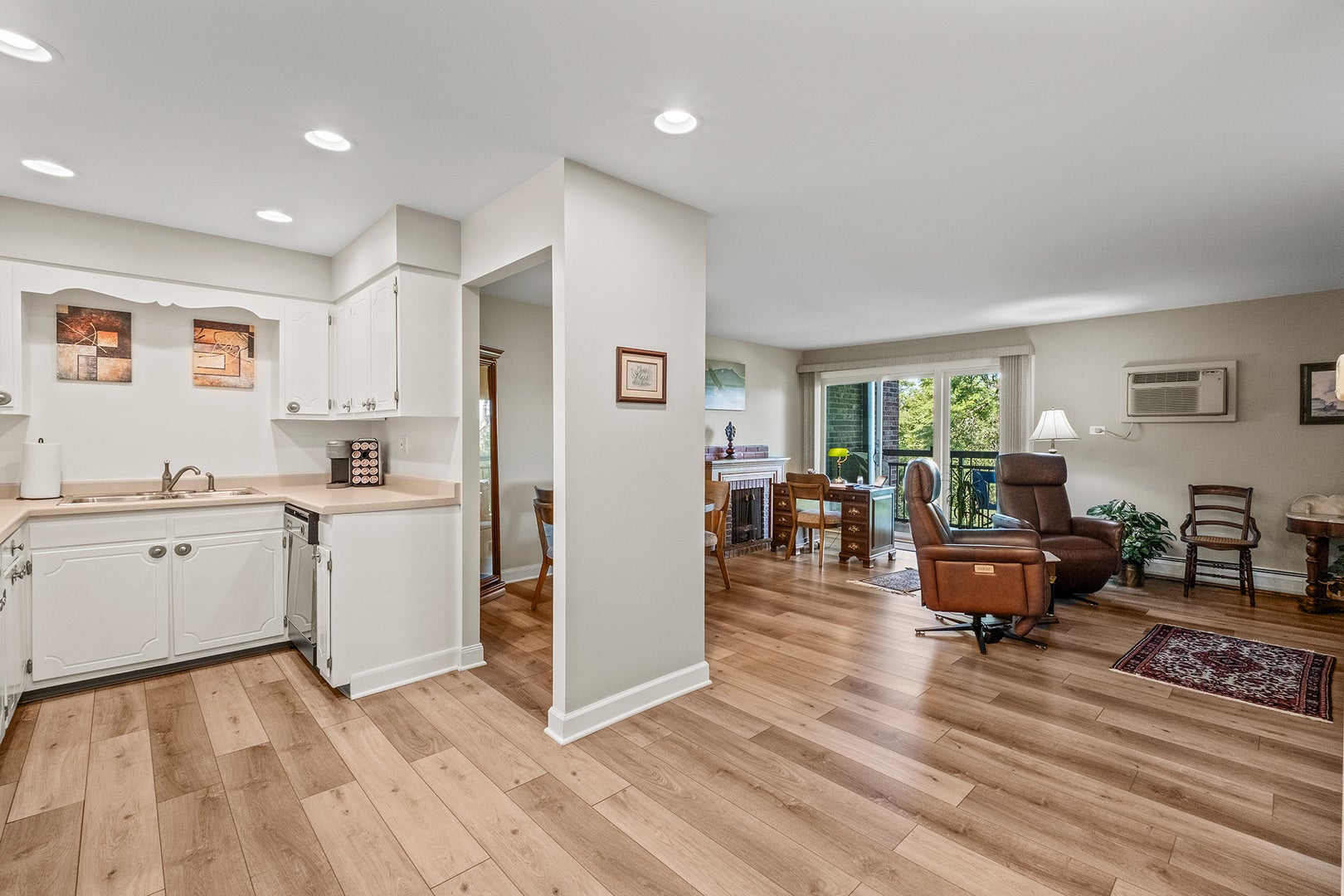 3913 Saratoga Avenue, #G-204, Downers Grove, IL 60515 Living space