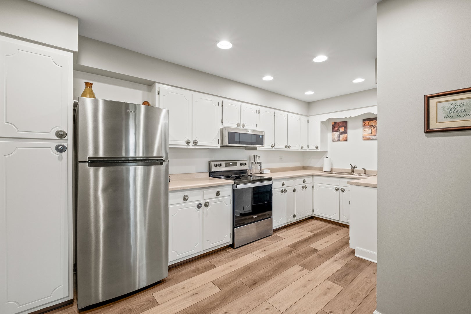 3913 Saratoga Avenue, #G-204, Downers Grove, IL 60515 Kitchen