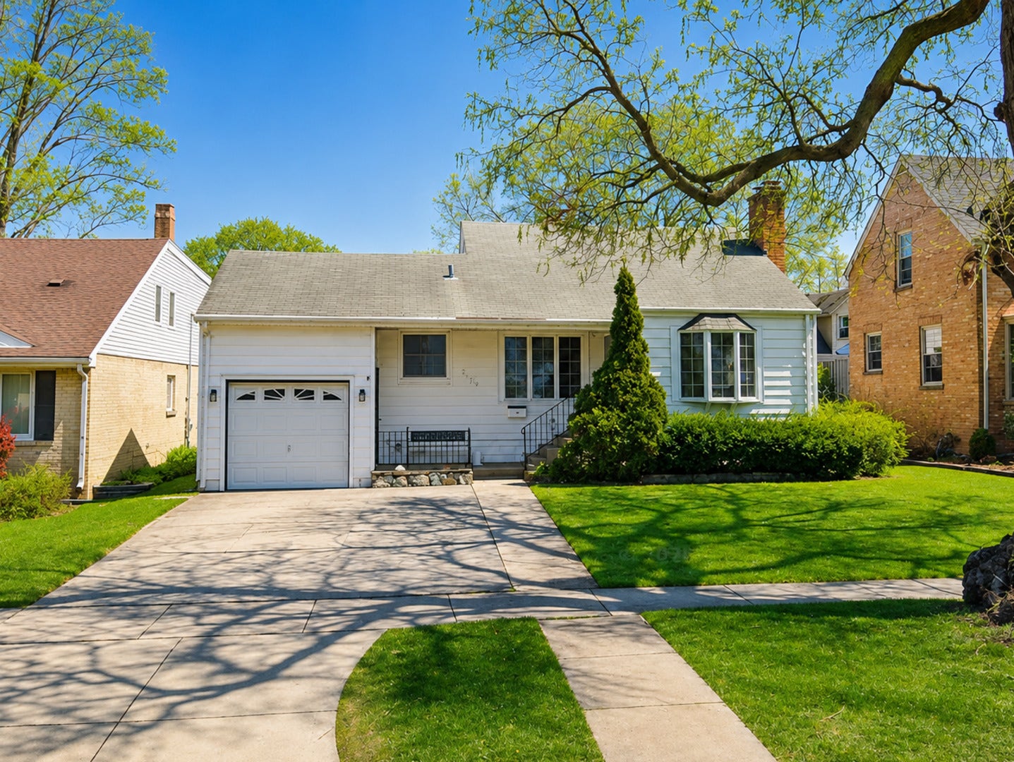 4529 Saratoga Avenue, Downers Grove, IL 60515 Front of home from street