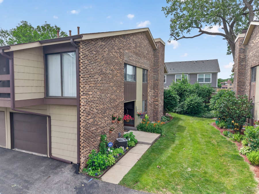 Property photo for 1 W Boulder Court, #1B, Palos Hills, IL