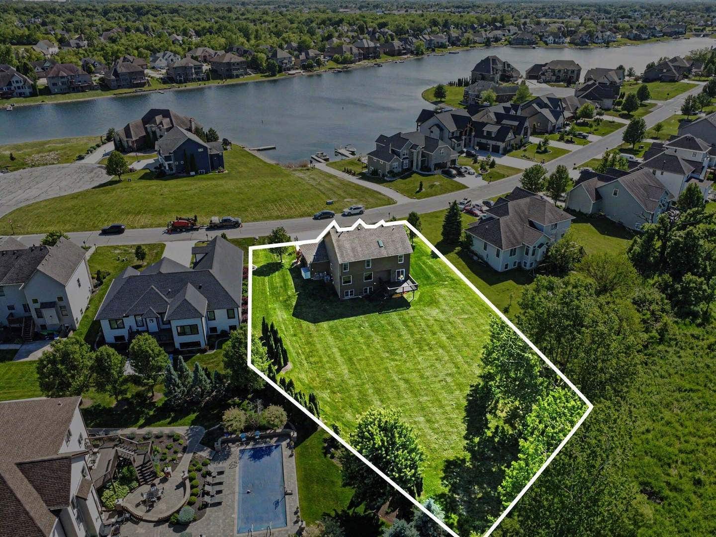 8940 Doubletree Drive N, Crown Point, IN 46307