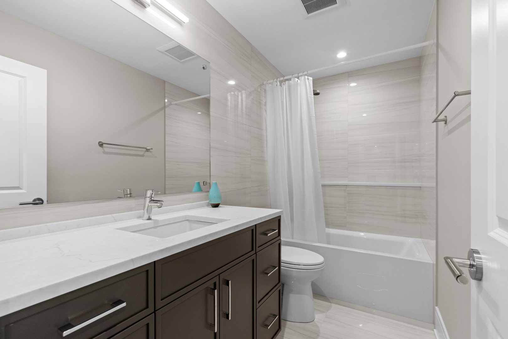 36825 N Lake Street, Ingleside, IL 60041 Upstairs Bath