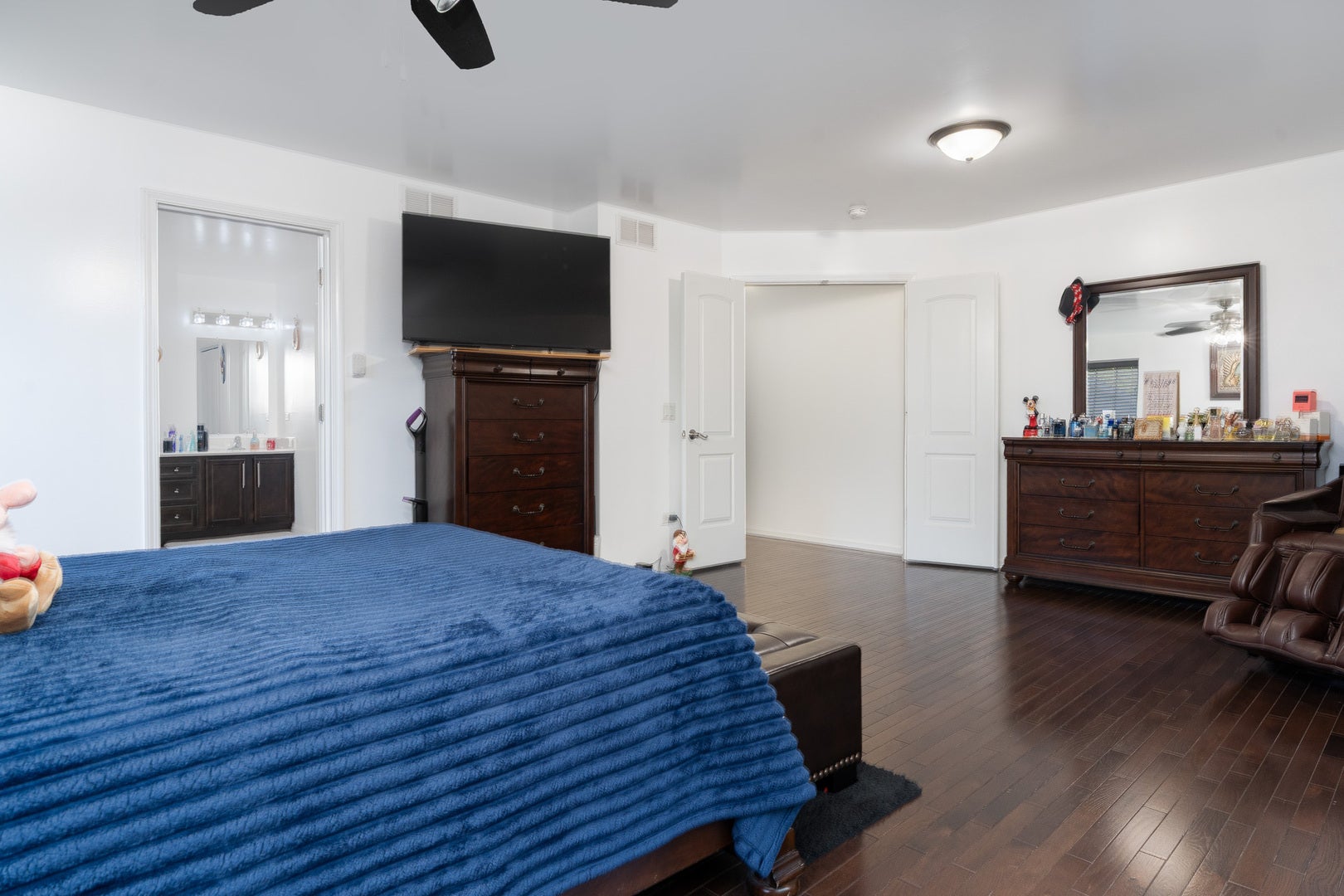 7108 Carbuck Court, Joliet, IL 60431 Porcelain flooring