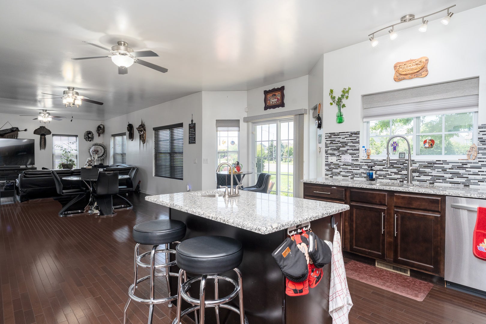 7108 Carbuck Court, Joliet, IL 60431 Island bar seating