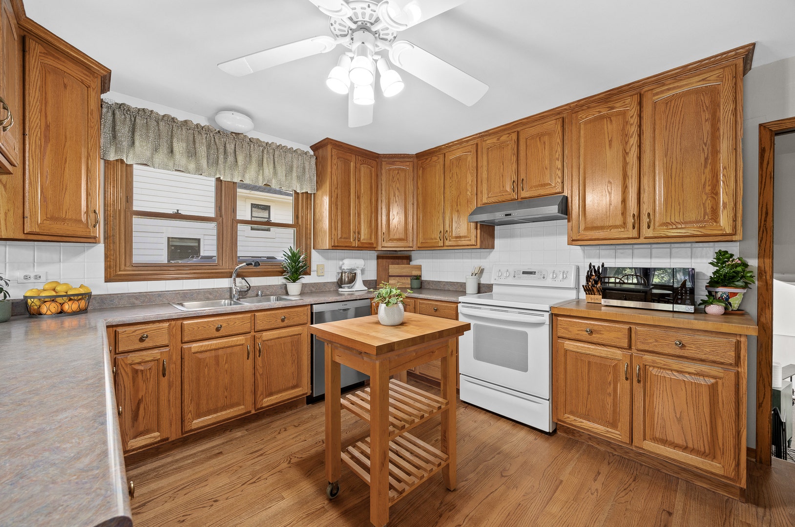 4600 Roslyn Road, Downers Grove, IL 60515 4600 Roslyn Road, Downers Grove, IL 60515