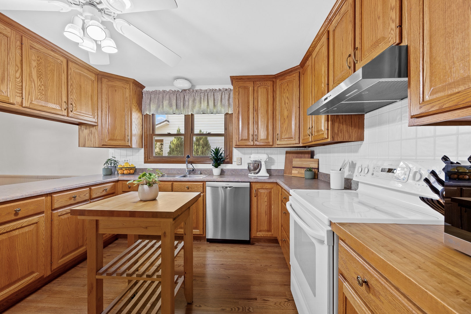 4600 Roslyn Road, Downers Grove, IL 60515 4600 Roslyn Road, Downers Grove, IL 60515