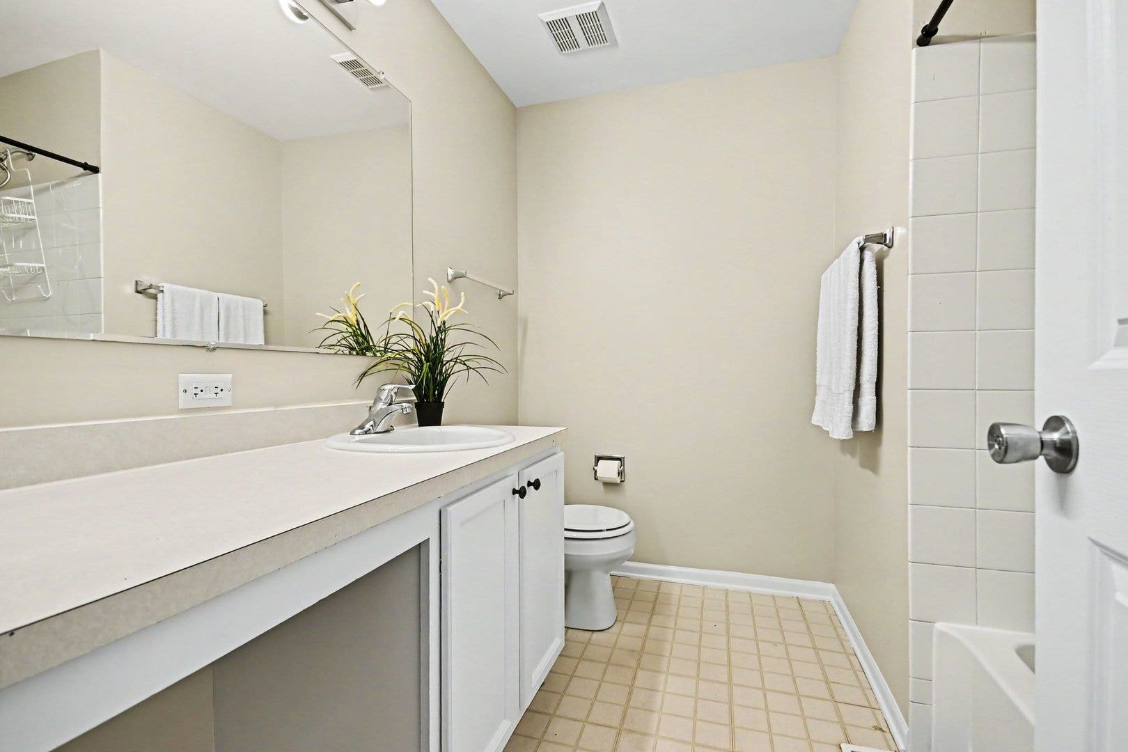 Hallway bathroom right outside the 2 bedrooms and