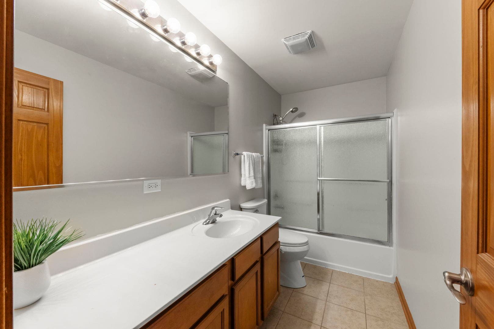3008 Tumbleweed Way, Elgin, IL 60124 3008 Tumbleweed Way, Elgin, IL 60124