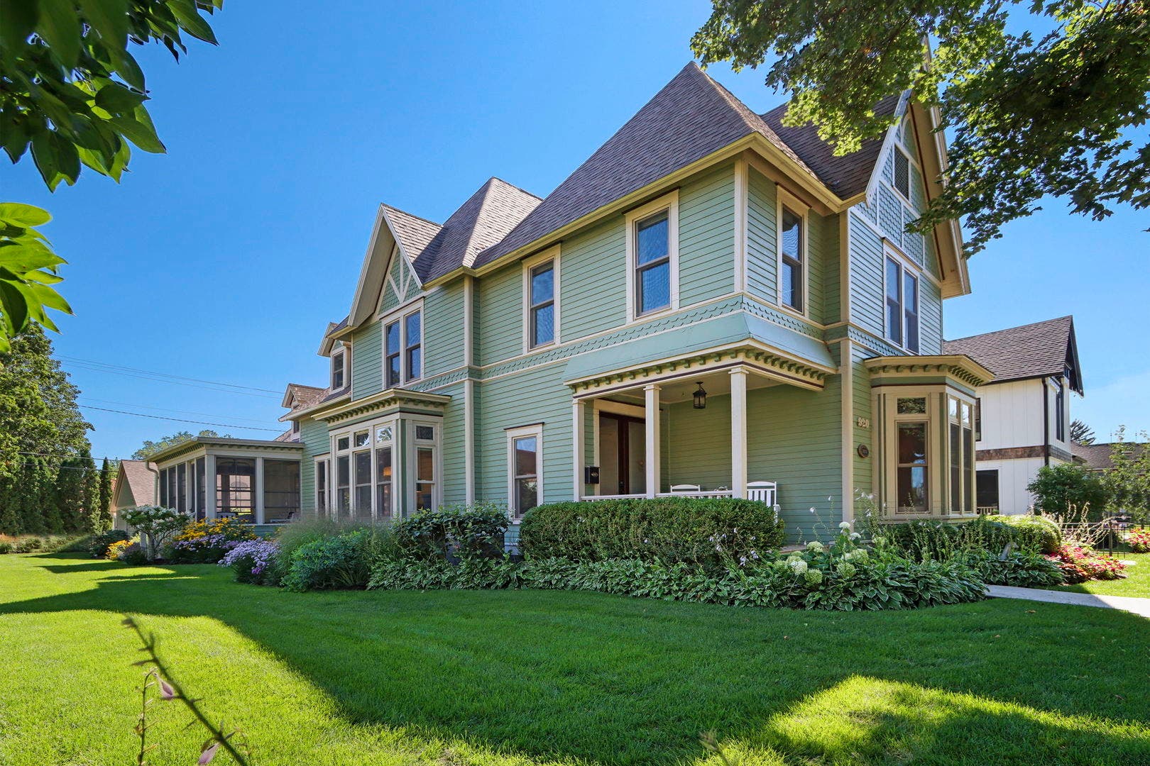 920 Geneva Street, Lake Geneva, WI 53147 Side of home