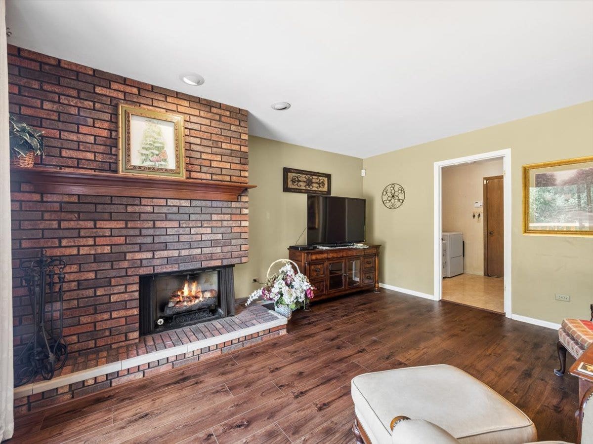 27 Creekside Circle, #A, Elgin, IL 60123 27 Creekside Circle, #A, Elgin, IL 60123