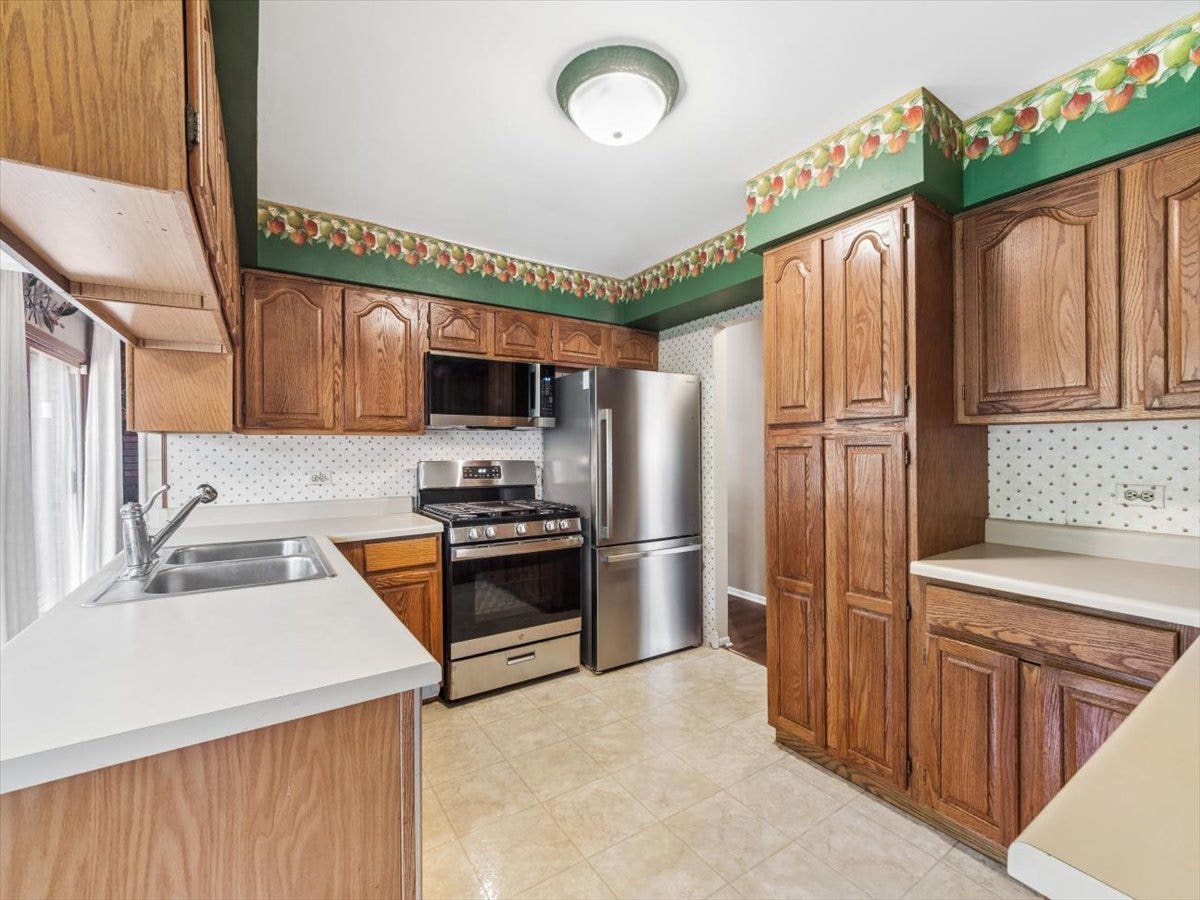 27 Creekside Circle, #A, Elgin, IL 60123 27 Creekside Circle, #A, Elgin, IL 60123
