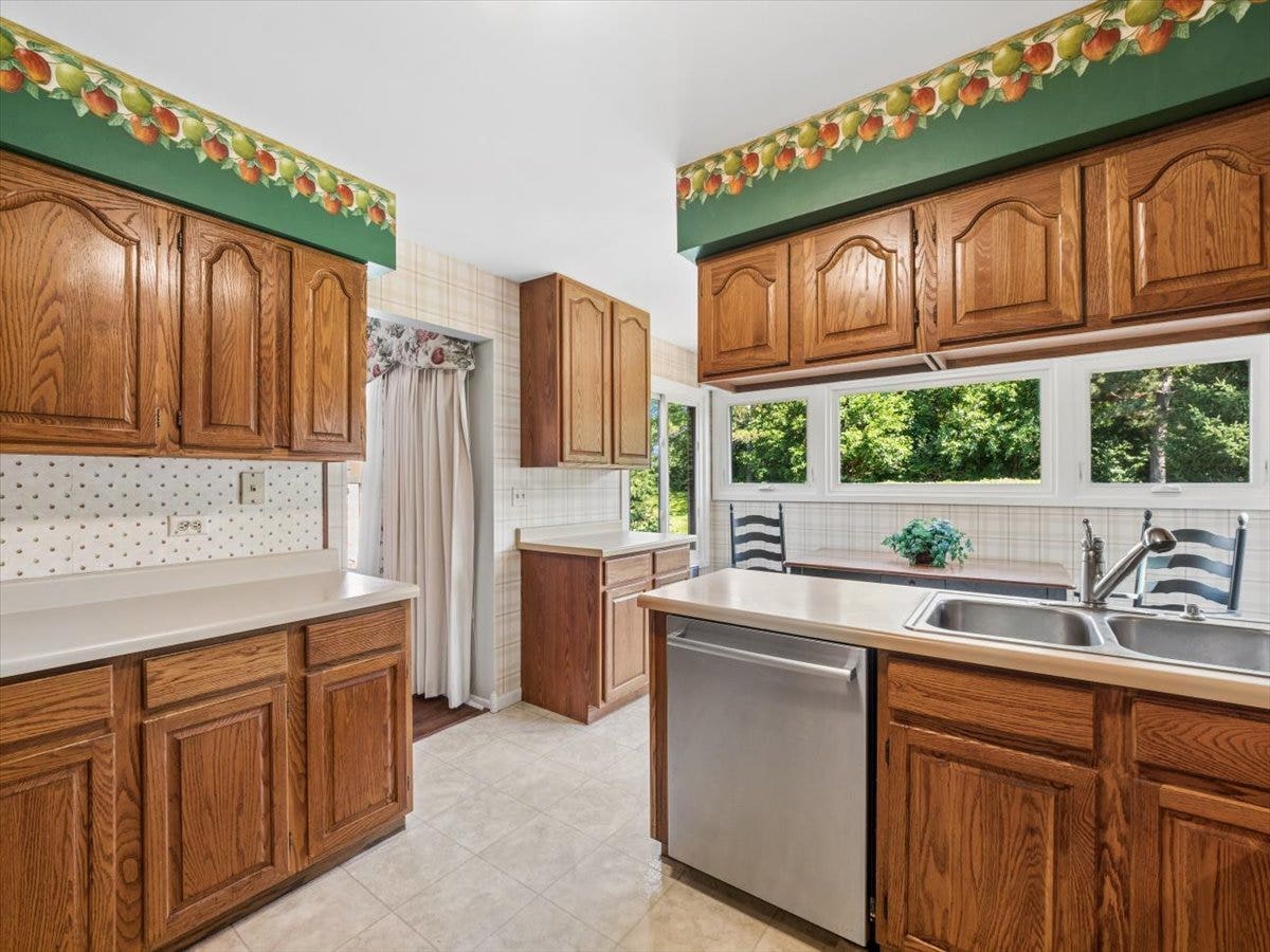 27 Creekside Circle, #A, Elgin, IL 60123 27 Creekside Circle, #A, Elgin, IL 60123