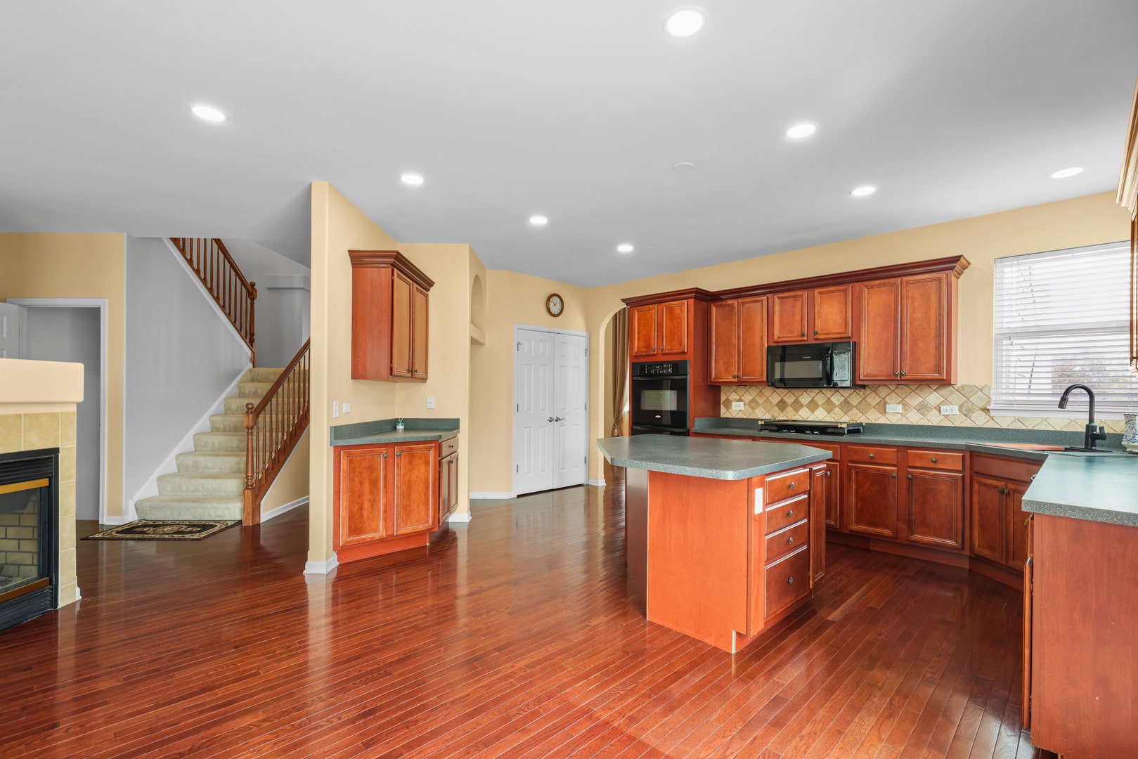 239 Pawtucket Avenue, Elgin, IL 60124 239 Pawtucket Avenue, Elgin, IL 60124
