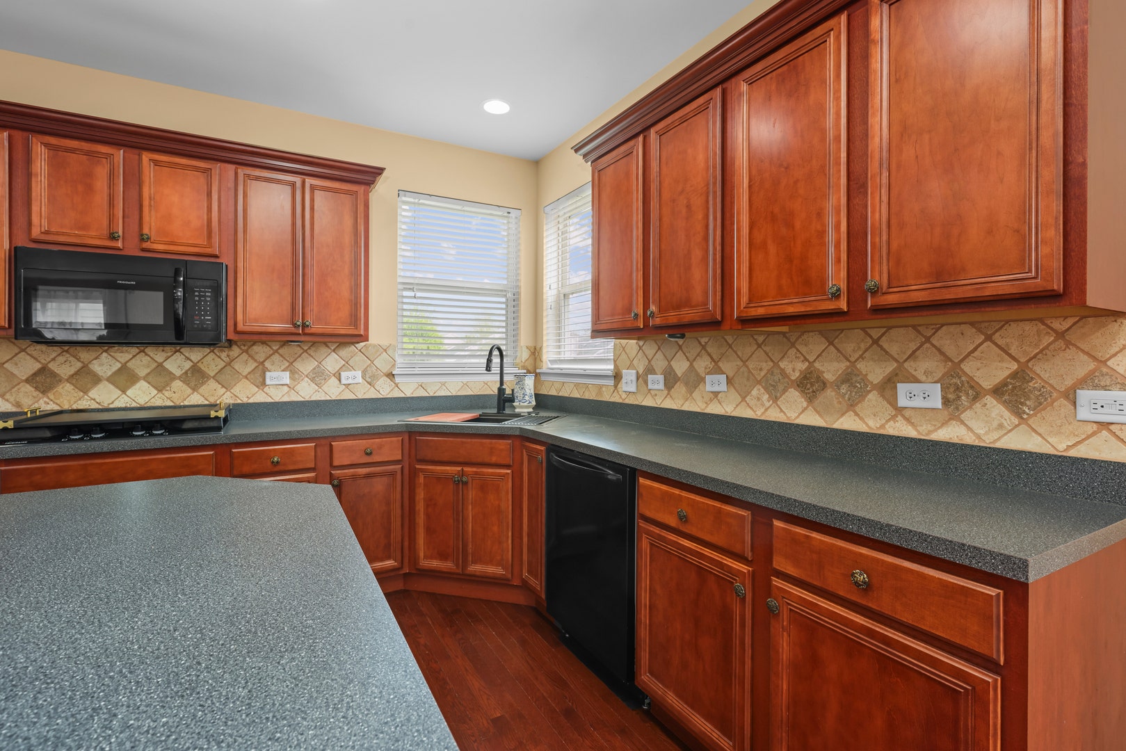 239 Pawtucket Avenue, Elgin, IL 60124 239 Pawtucket Avenue, Elgin, IL 60124